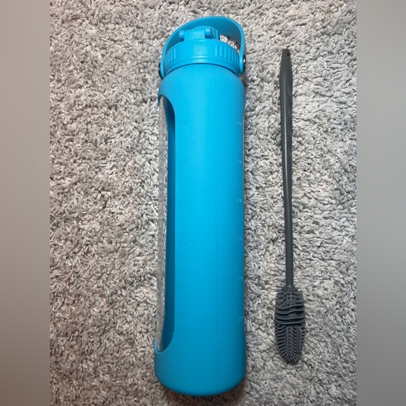 Dailydose Time-Marked Glass Water Bottle with bottle cleaner tool - Picture 3 of 3